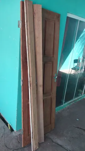 Porta em madeira 90/2.10 em Bom estado de uso, era porta de quarto. Tem Castilho e chave.