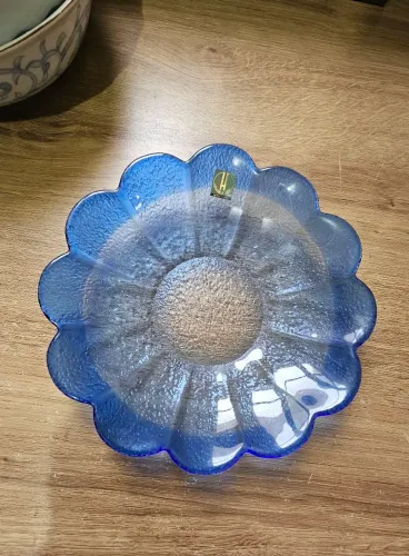 Prato de vidro azul formato de flor. 