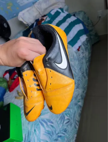 Chuteira Nike CTR-360 de campo