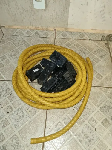 Caixa embutir plástica 4x2 Tigre + Conduíte amarelo 9m