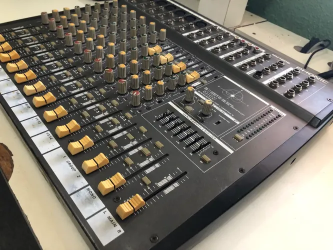 Mesa de som Phonic 14?canais