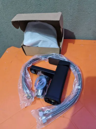 torneira monocomando quadrada para banheiro na cor preto fosco (black matte)