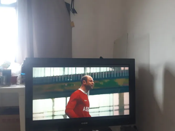 Vendo TV 32 polegadas não é smart porém vai com cromykest junta que a mesma função smart