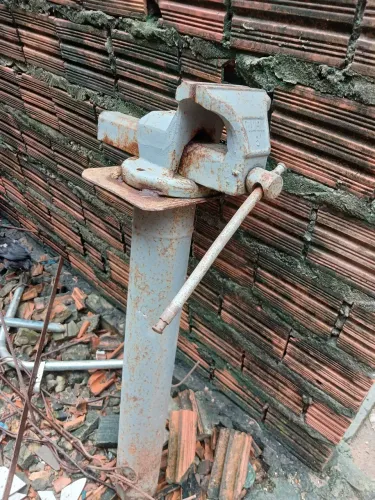 Vendo uma moça com pedestral