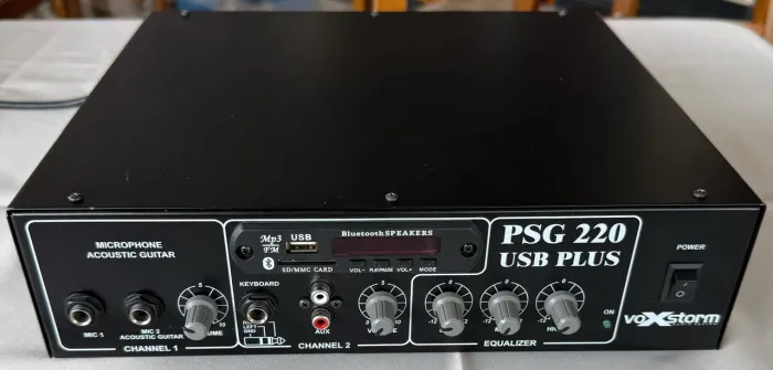 cabeçote autoamplificado de 2 canais da marca Voxstorm, modelo PSG 220 USB Plus.