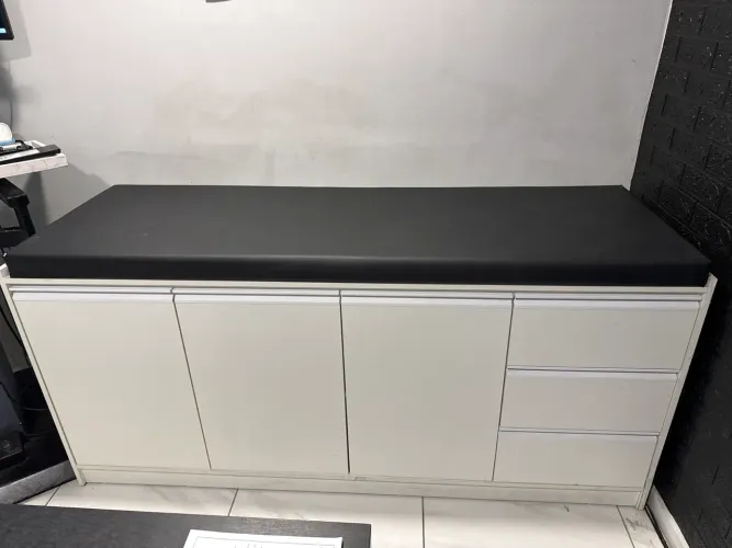 Vendo maca com 3 gavetas e 3 portas