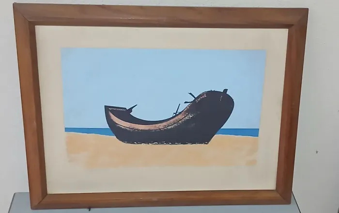 Quadro Decorativo Marítimo - Barco na Praia com Moldura de Madeira