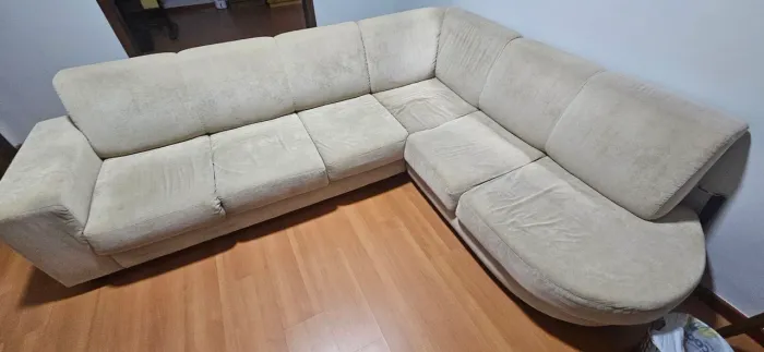 Sofá de canto espaçoso e confortável (2 partes)