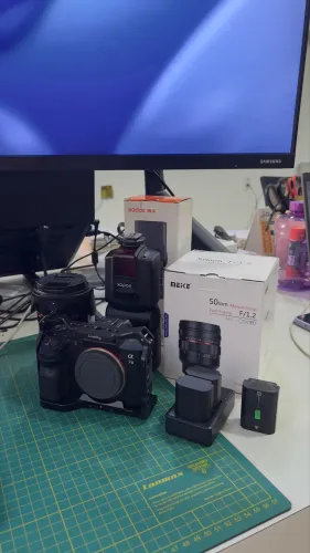 Sony A7III + lente 50mm 1.2 + flash + 3 baterias e carregador