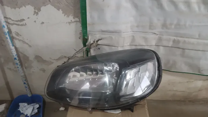 Vendo farol Uno Fiorinho 15/24 Mascara negra Lado Direito