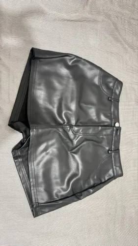 short saia poliuretano preto
