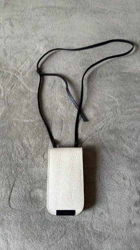 Bolsa/porta-celular Osklen em couro de pirarucu off-white com alça de couro preta