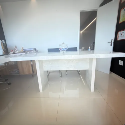 Mesa de reunião tipo marmorizado