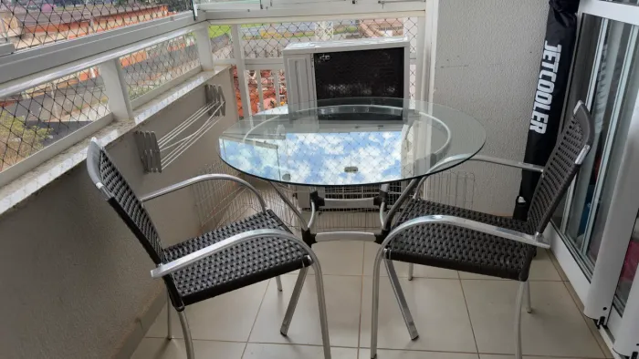 Vendo mesa redonda de vidro e alumínio com 2 cadeiras