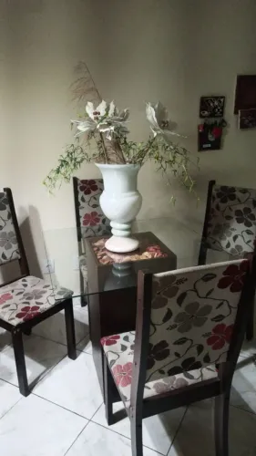 Mesa tampa de vidro com 4 cadeiras
