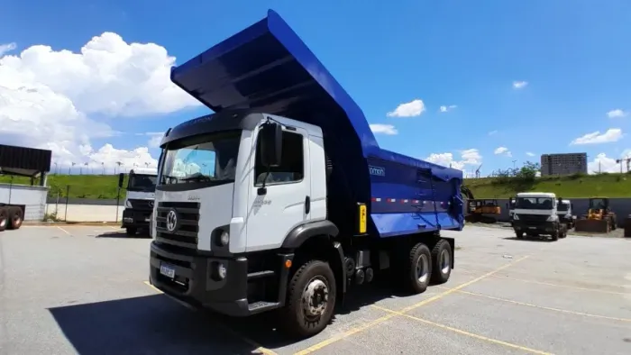 CAMINHÃO PLATAFORMA BASCULANTE VW 31.330 6X4 31T 330CV