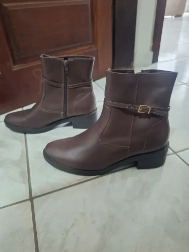 BOTA DE COURO MARROM (usada apenas 1x) em perfeito estado