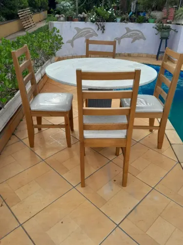 Mesa com 4 cadeiras