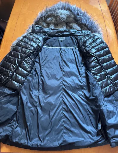 Jaqueta Puffer Guess Original Preta com Capuz de Pelos - Tamanho G (L)