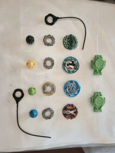 Kit 4 beyblades e 2 lançadores em ótimo estado