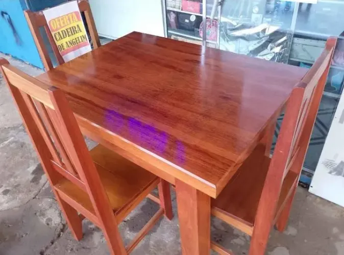 Vende se uma mesa
