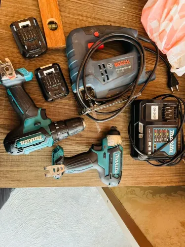 Kit furadeira e parafusadeira é tico tico
