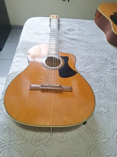 Doação violão de nylon com braço avariado, precisa de conserto.