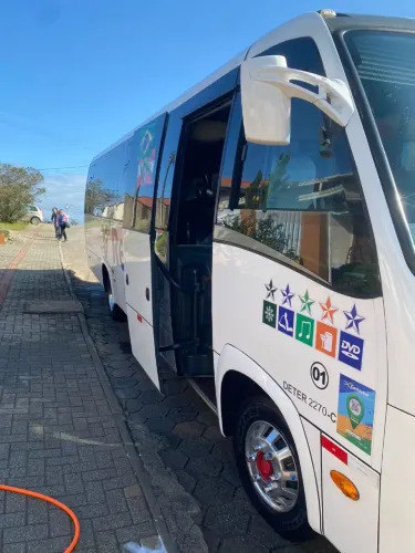 Micro ônibus limousine impecável.