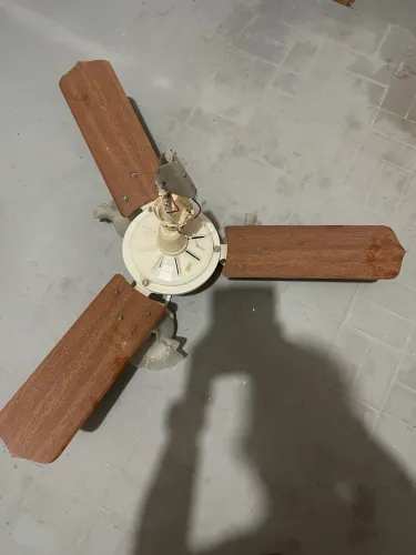 Ventilador de teto Vintage com 3 pás de madeira e lustres de vidro