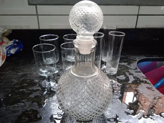 8 copos de cristal e uma garrafa para whisky