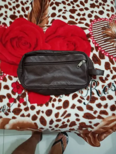 Bolsa de mão de couro.