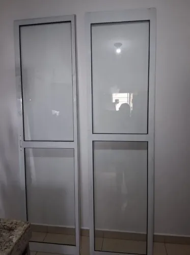 Vendo porta de sacada com 2 folha alumínio branca