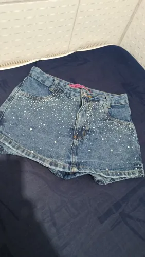 Saia Jeans Lavagem Clara Com Strass E Barrinha Costurada Verão