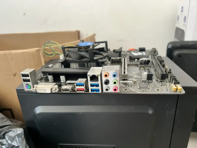 Placa mãe Gigabyte B360M ADRUS GAMING 3 e processador i5 9600K