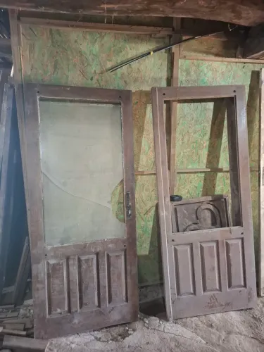 Vendo portas de madeira com vidro..