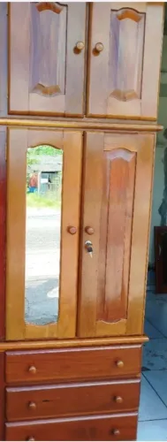 Guarda roupa de madeira