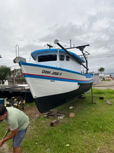 Barco de madeira e fibra