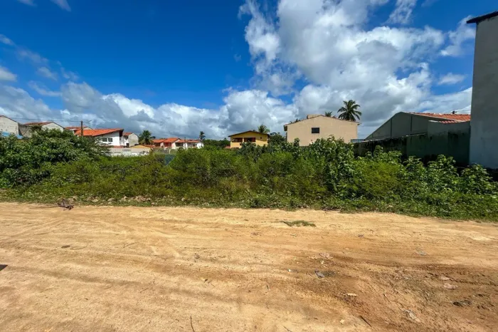 O seu refúgio na praia: Lote de 325m² a poucos passos do mar