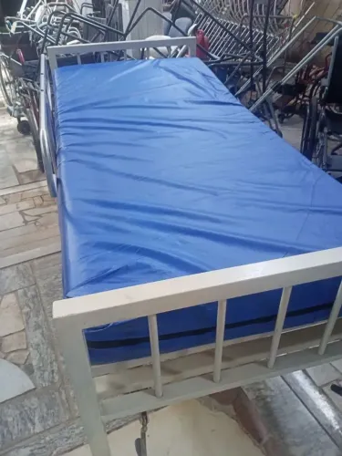 Camas hospitalar com rodinhas com colchão impermeável