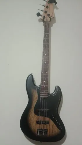 Baixo Eagle com captadores Yamaha e circuito coreano ativo