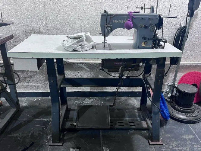 Máquina de Costura Reta - Marca Singer