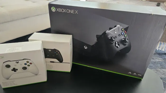 Xbox One X + 3 Controles
