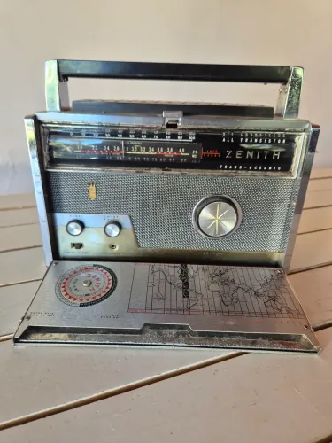 Rádio antigo Zenith Trans Oceanic