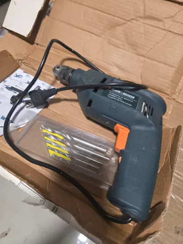 Furadeira de impacto Black & Decker 127 volts.