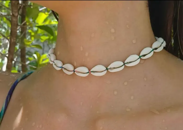 Colar Chocker de Búzios feito com linha de algodão