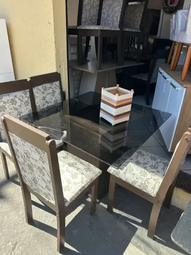 Mesa com quatro cadeiras vidro fume , medida do vidro 1,00&1,00