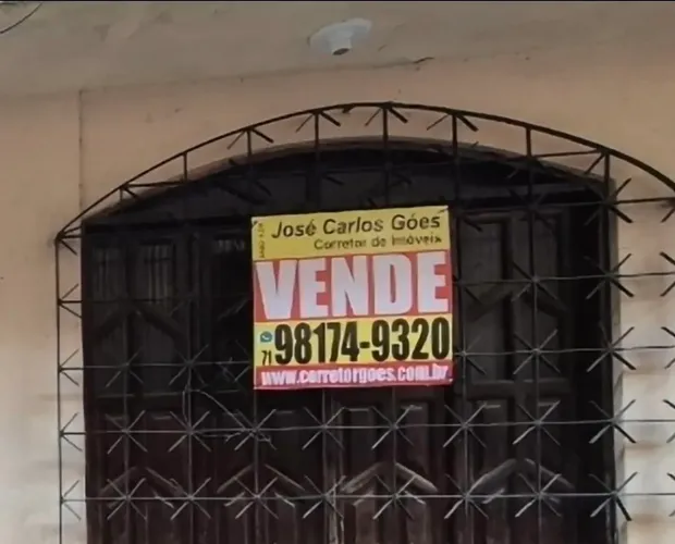 Casa a venda, ligar para o número da placa na foto.