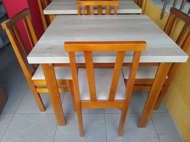 Mesa 90x80cm com 04 cadeiras, novas.(Entrego).