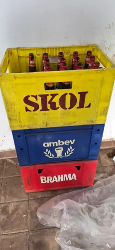 Vendo aproximadamente 56 garrafas retornáveis 600 ml + 3 engradados.l