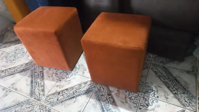 Conjunto de Sala Confortável: Sofá cama de 2/3 Lugares reclinável mais 2 pufs